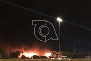 Aparatoso incendio de unos invernaderos en Las Remudas, junto a la GC-1/TA.